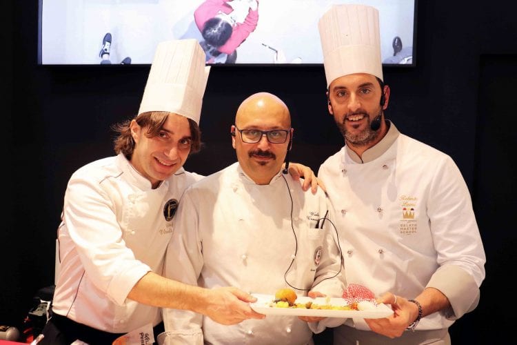 Roberto Leoni con gli chef dell'Istituto Artusi