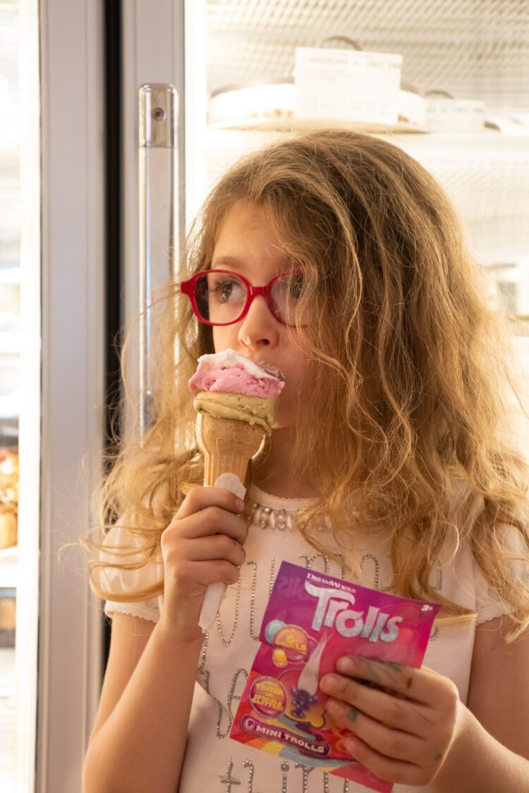 bambina mangia gelato trolls